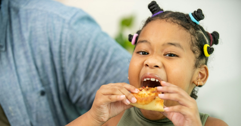 5-year-old refuses to share restaurant meal with 2-year-old cousin ...