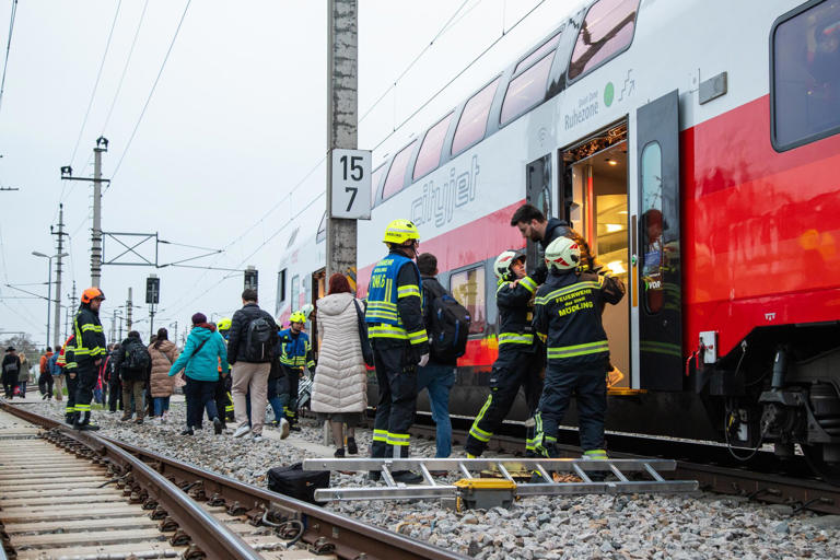 Großeinsatz auf Südbahn: Person von Zug erfasst und verschwunden
