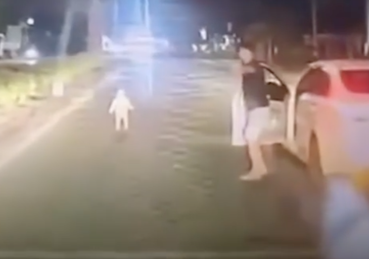 Bé gái đi lạc giữa đường được tài xế ô tô cứu kịp thời