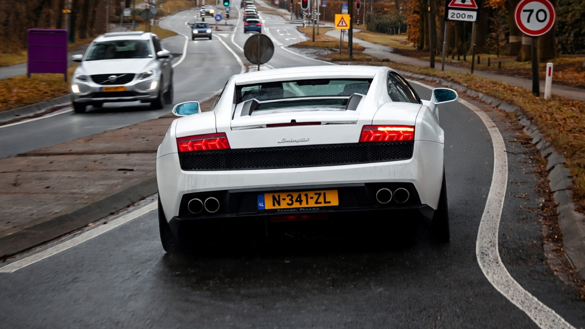 Lamborghini Gallardo: partenza rischiosa su una strada pubblica stretta