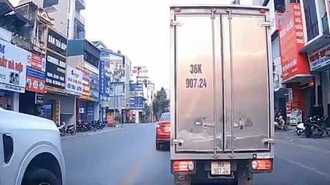 Phạt hơn 50 triệu đồng vụ tài xế xe 7 chỗ vượt ẩu, chèn ép trên đường