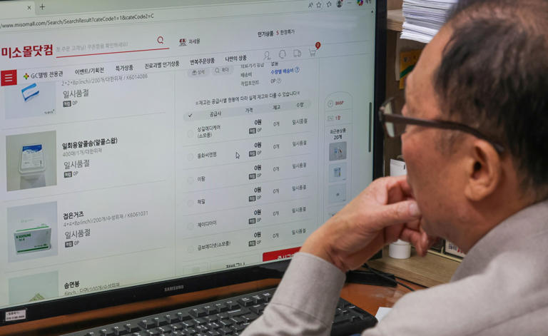 On the 14th, the head of the general affairs department at an orthopedic clinic in Gangseo-gu, Seoul views a medical supply order site. Almost all syringe products have a 'temporarily out of stock' notice. /Chang Lian-cherng