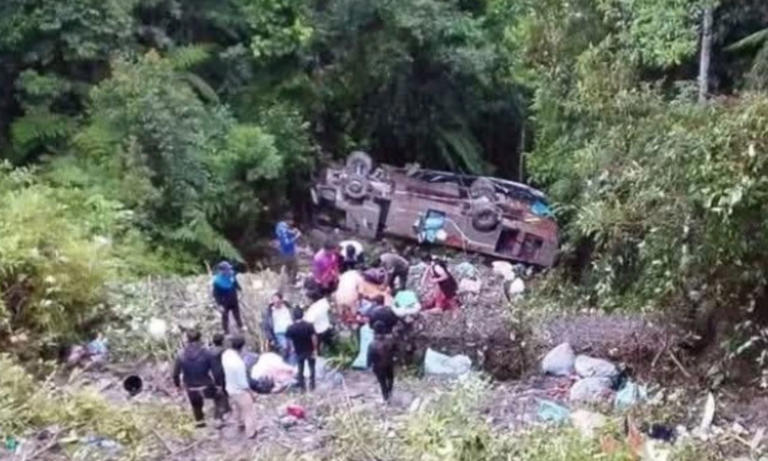 Autobús de pasajeros pierde el control y cae en un barranco, hay 6 ...