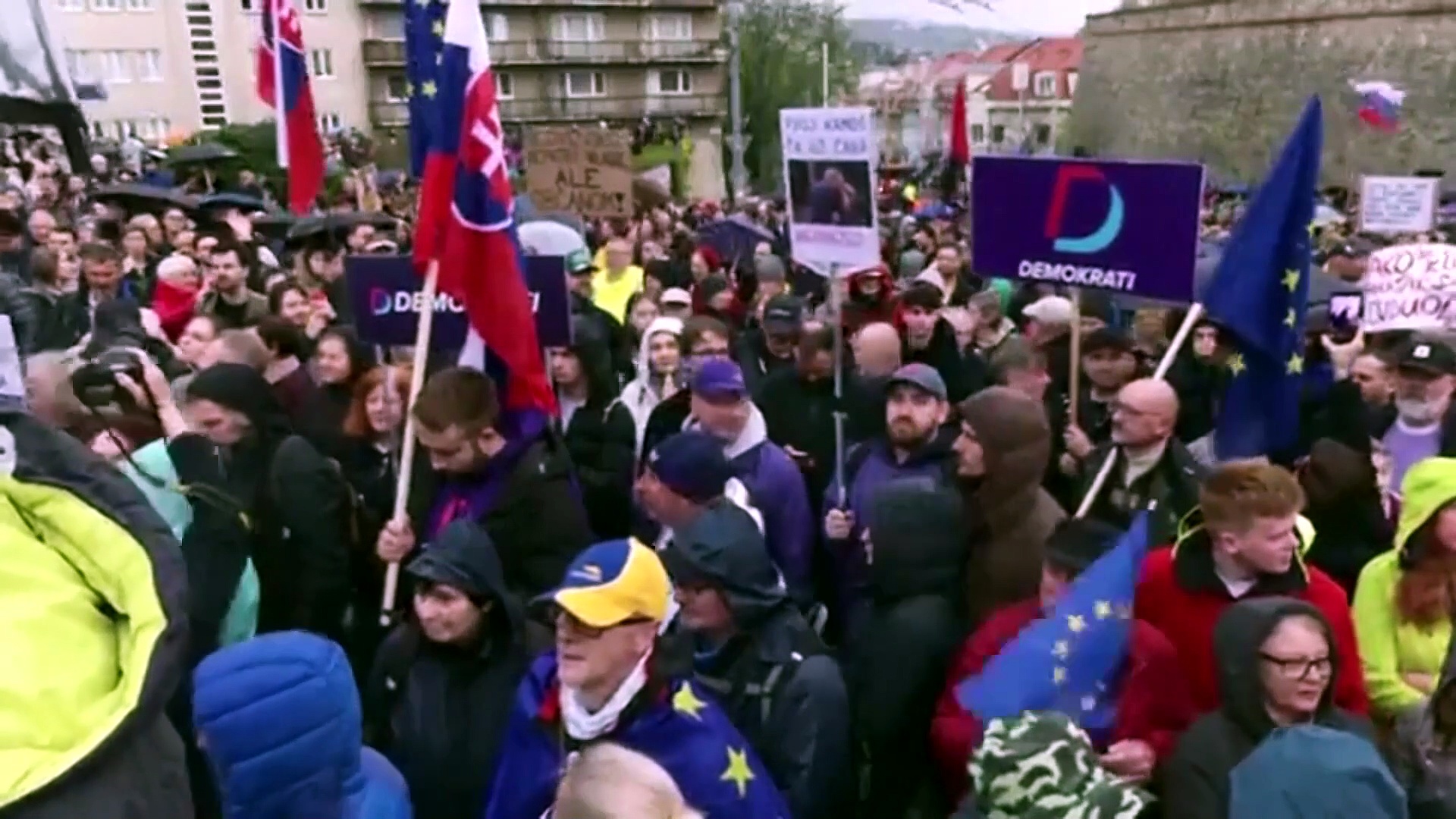 Crowds in Bratislava reject Fico plan to scrap overseas voting
