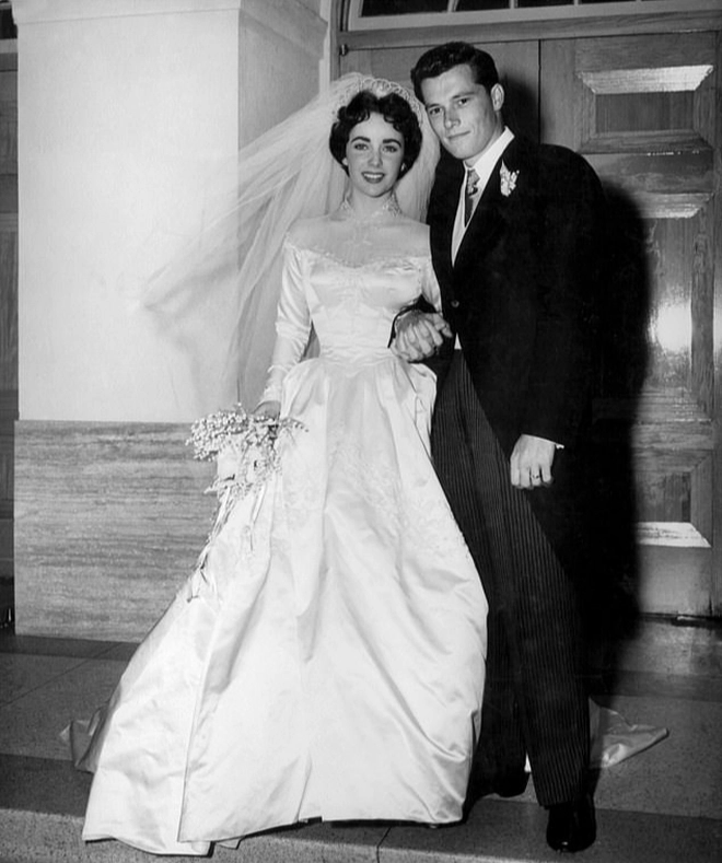 Lộ diện váy cưới của Taylor Swift trong 'hôn lễ thế kỷ' với Travis Kelce