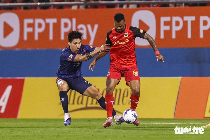 Văn Hậu, Việt Anh bị treo giò