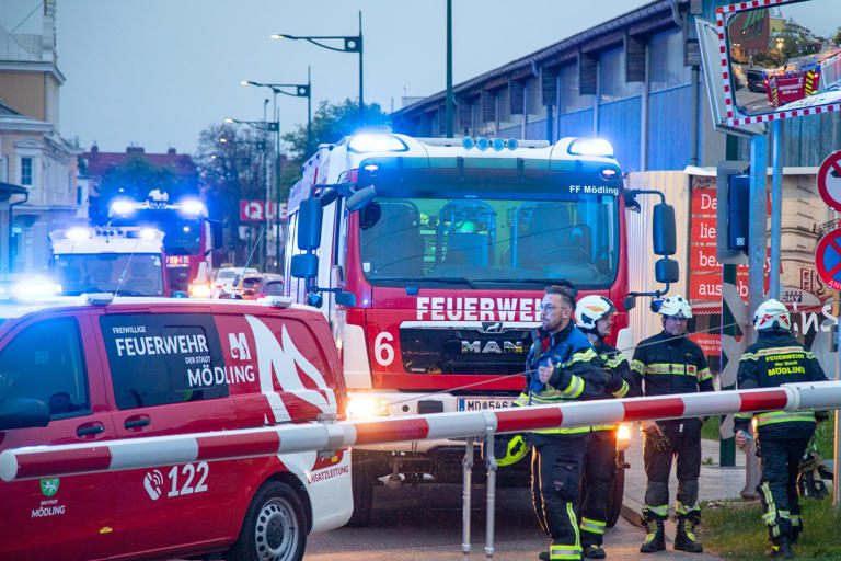 Großeinsatz auf Südbahn: Person von Zug erfasst und verschwunden