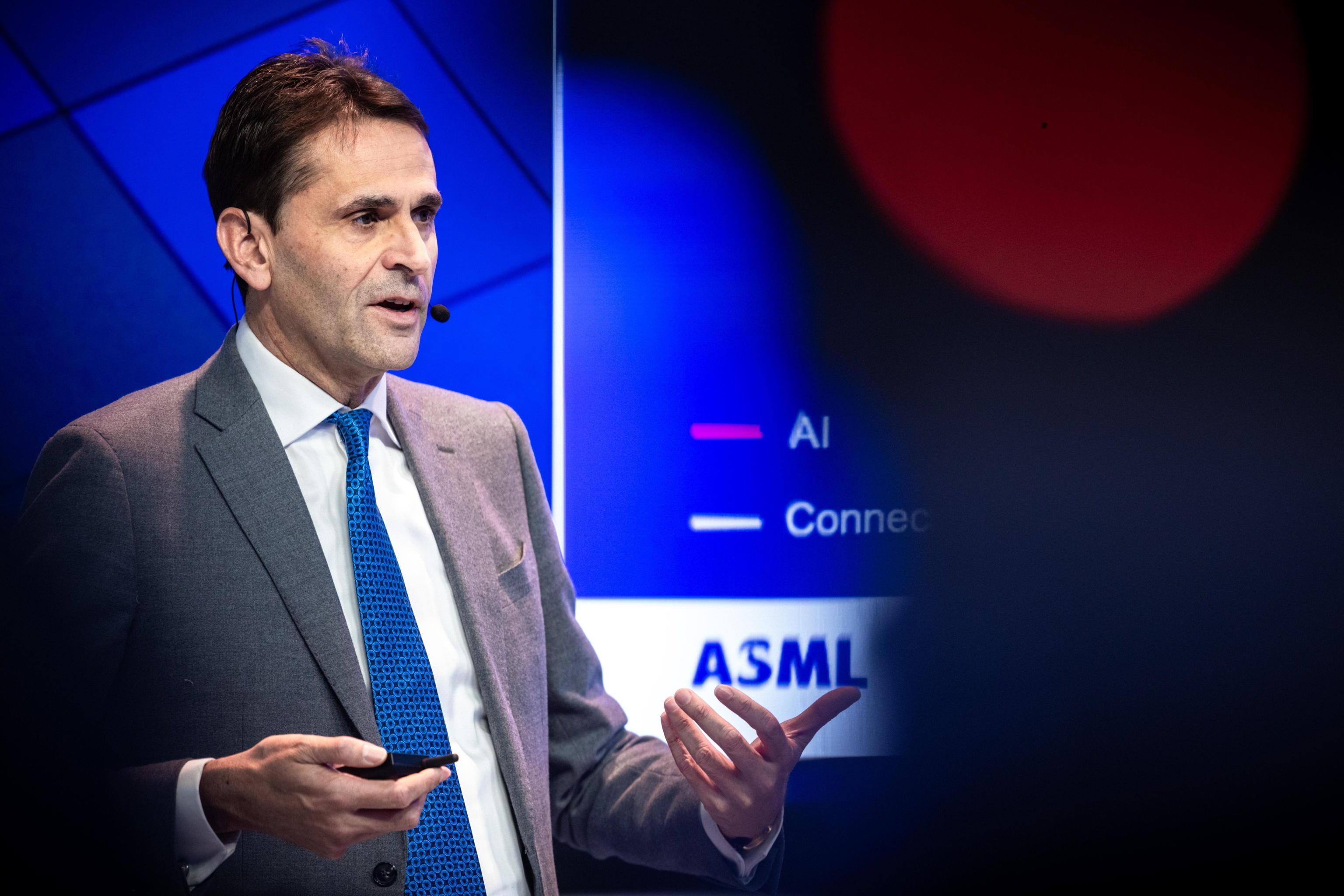 ASML chiude il trimestre con ricavi in calo a 8,77 miliardi