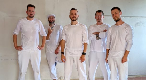 Five o’clock tea odpálili nový klip. Z šedi exploduje do barev