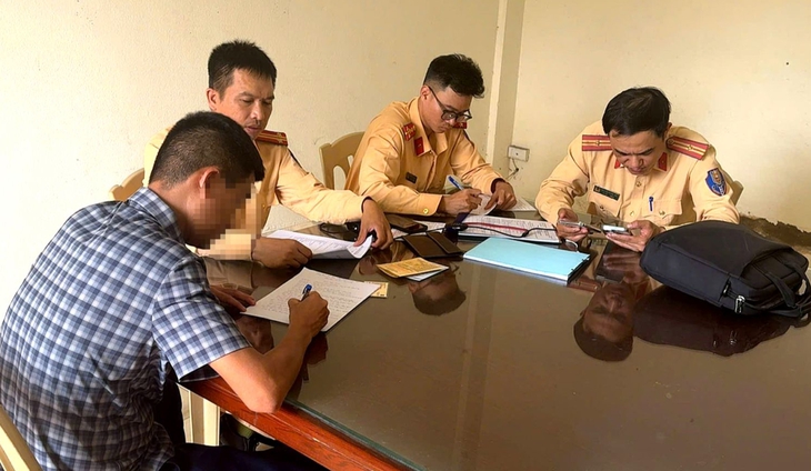 Bị phản ánh vượt ẩu, tài xế lộ thêm lỗi khác, chịu phạt 28 triệu, chủ xe bị 23 triệu