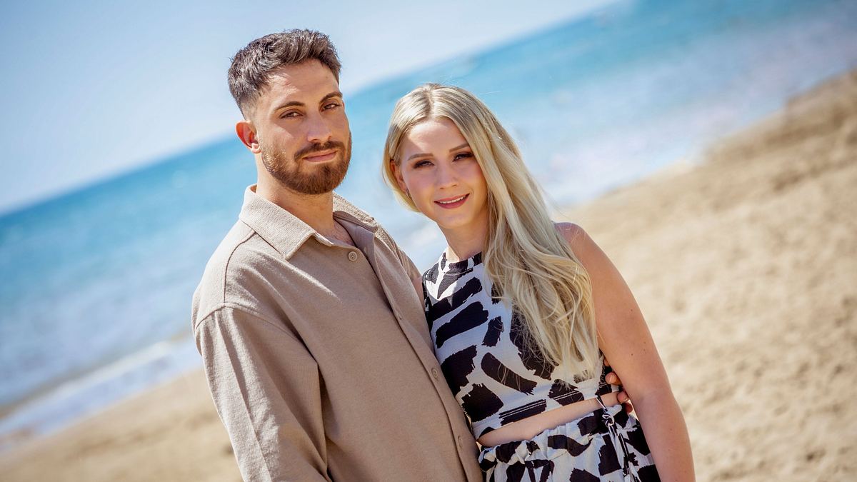 Servet und Loredana Wollny gemeinsam am Strand.