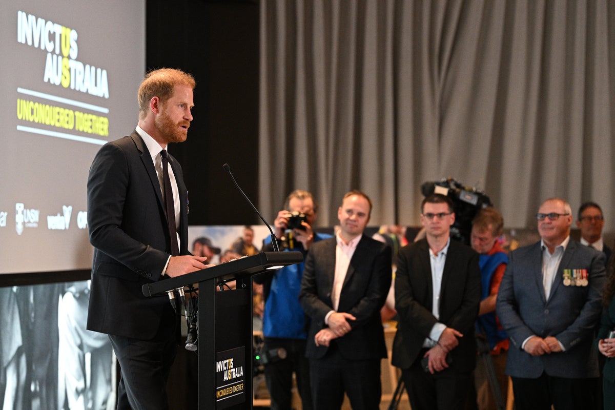 Harry charms Canberra crowd with 'G'day' at Invictus event