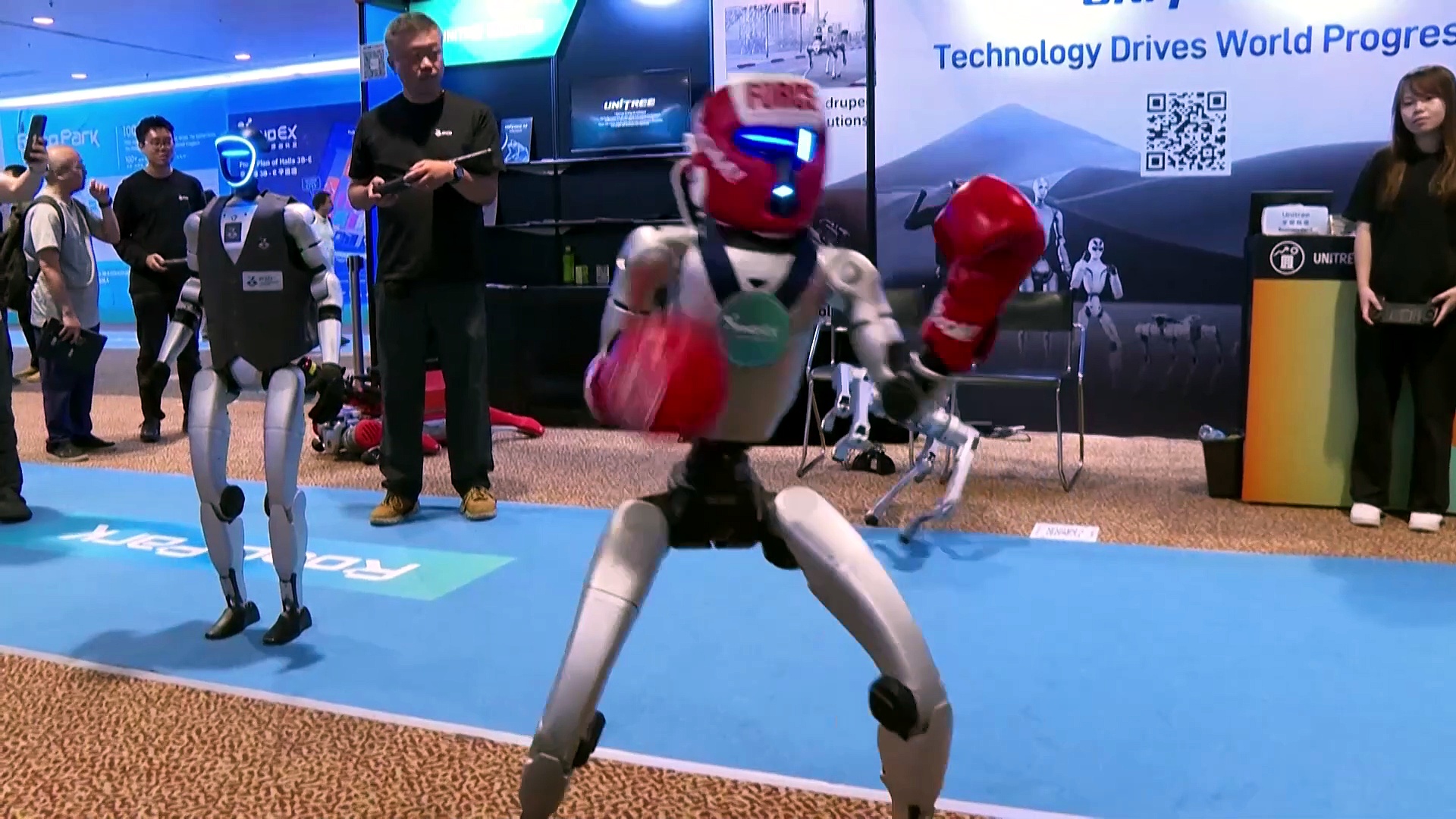 Robots humanoides boxean y actúan en la feria de IA y robótica de Hong Kong