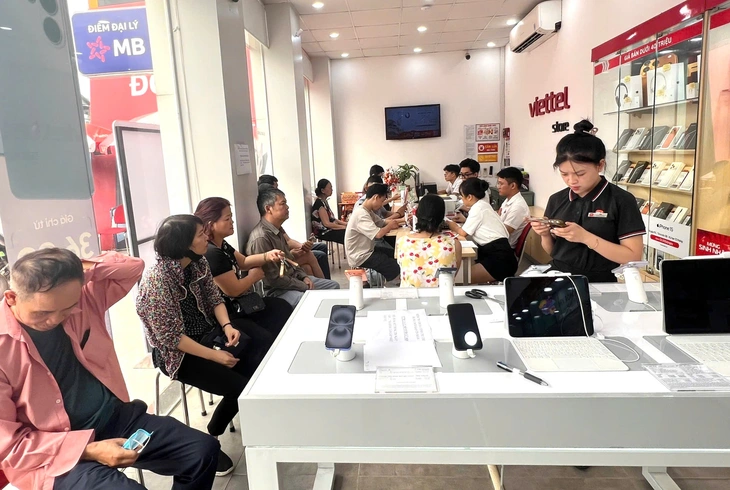 Người dân đến kín điểm giao dịch chờ xác thực SIM chính chủ