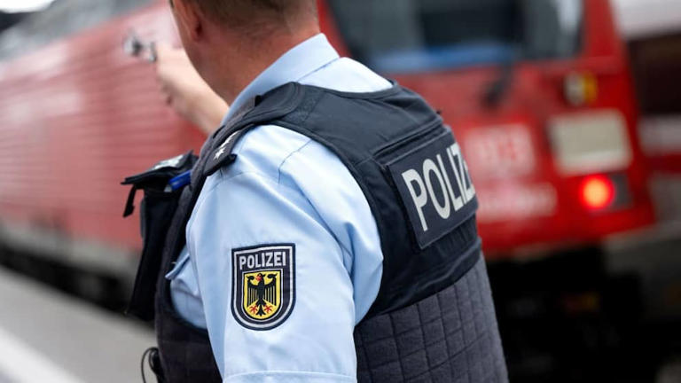 18-jähriger begrapscht Frau und verprügelt sie