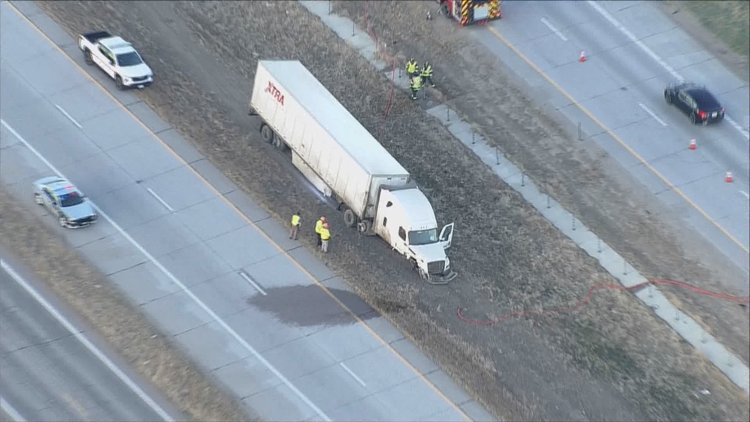 Northbound lanes of I-25 reopen after crash involving 2 semis