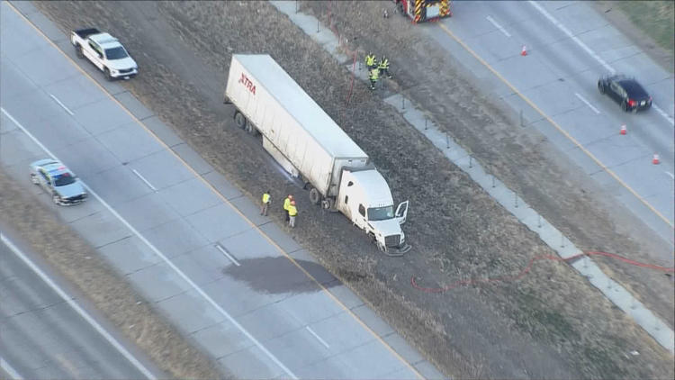 Northbound lanes of I-25 reopen after crash involving 2 semis