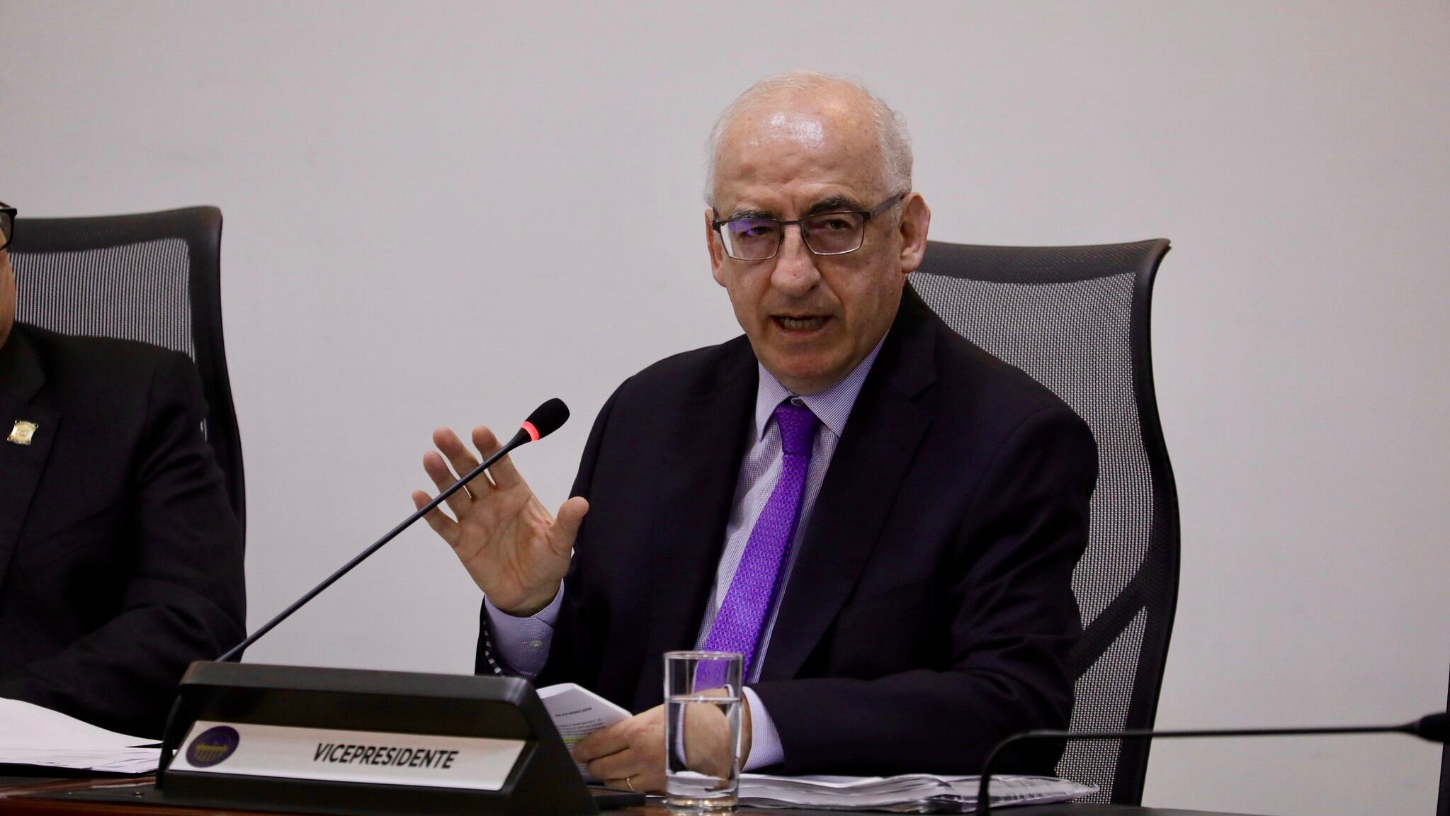 Leonardo Villar, gerente del Banco de la República, cuestiona al ...