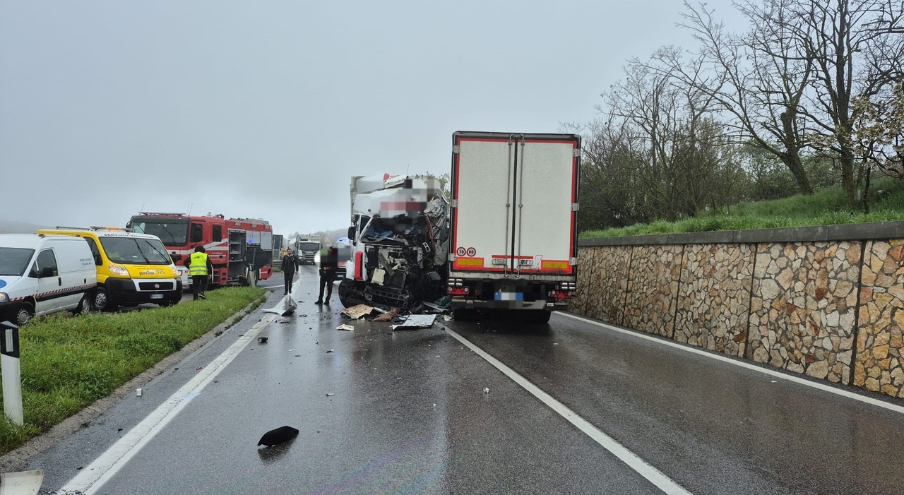 Scontro tra due tir, un morto e un ferito