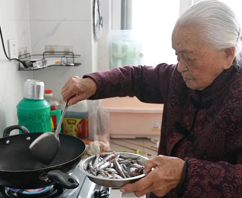 Bí quyết sống thọ của cụ bà 104 tuổi vẫn dùng răng tách vỏ hải sản