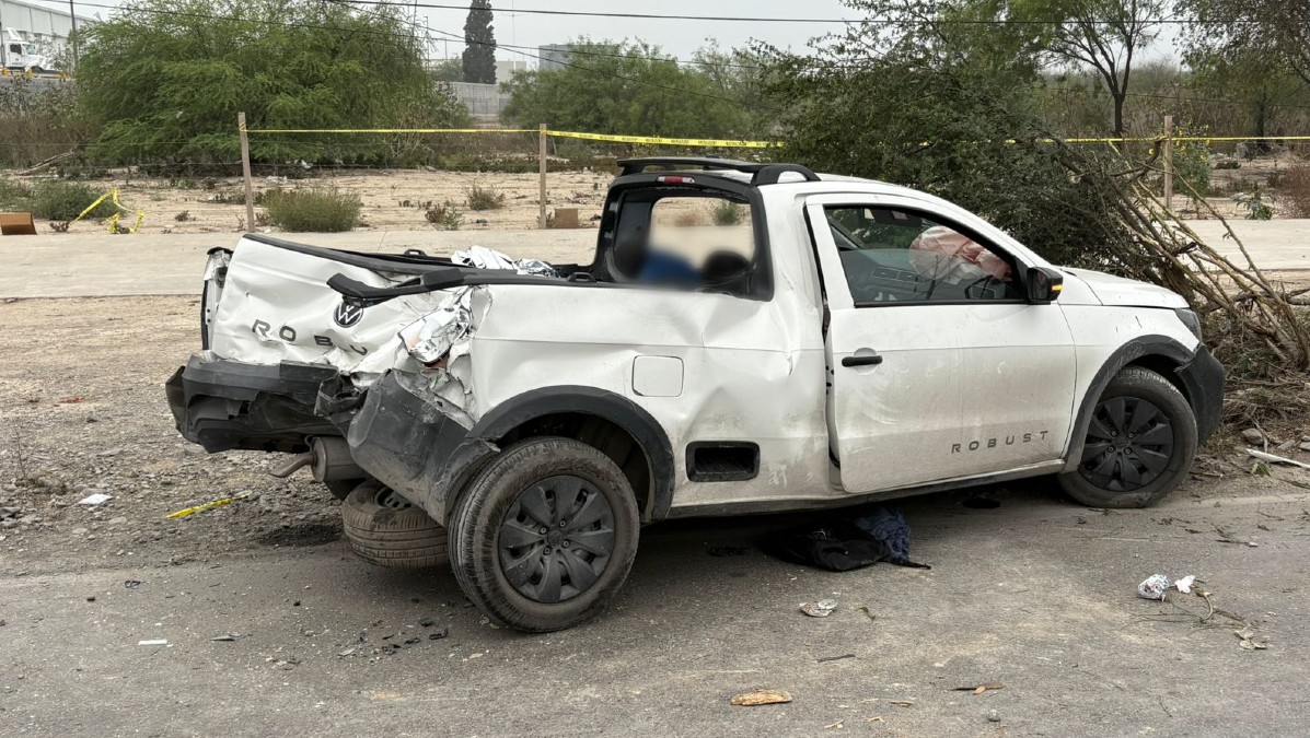 Muere conductor de camioneta tras invadir carril y chocar contra poste ...