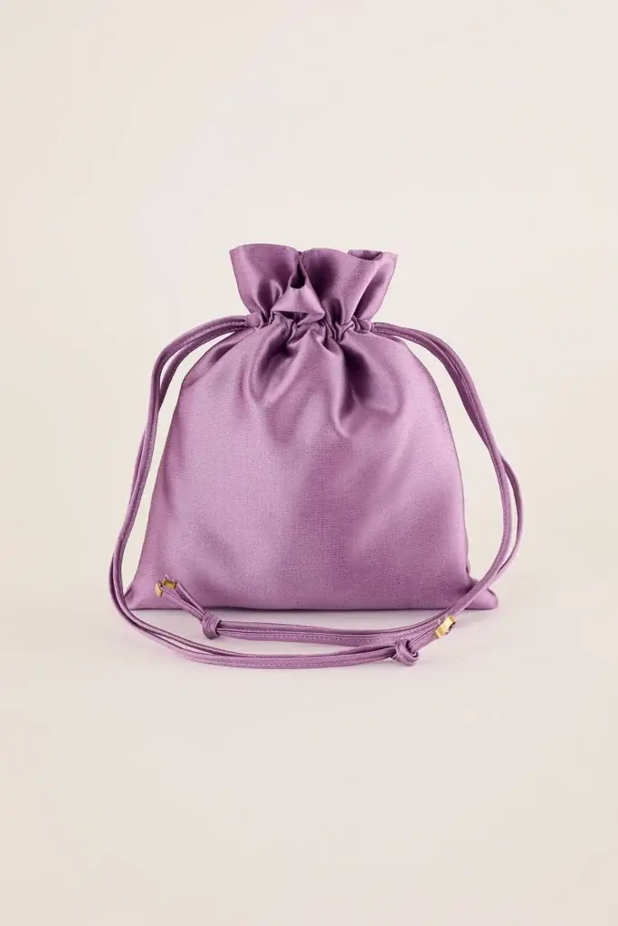 C’è una nuova borsa di tendenza in città. E sì, è il sacchetto di raso