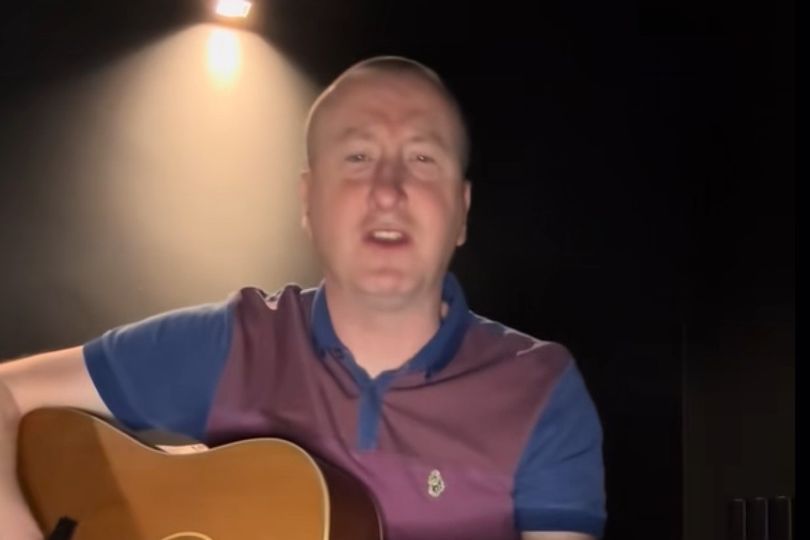 Coronation Street's Andy Whyment surprises fans with singing video ...
