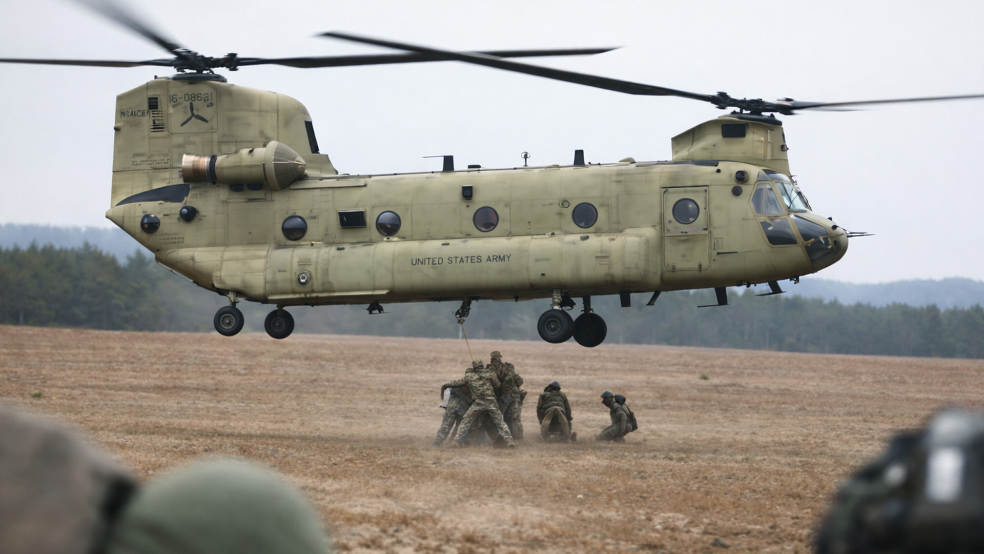 Des soldats américains et polonais s'entraînent au levage de cargaison ...