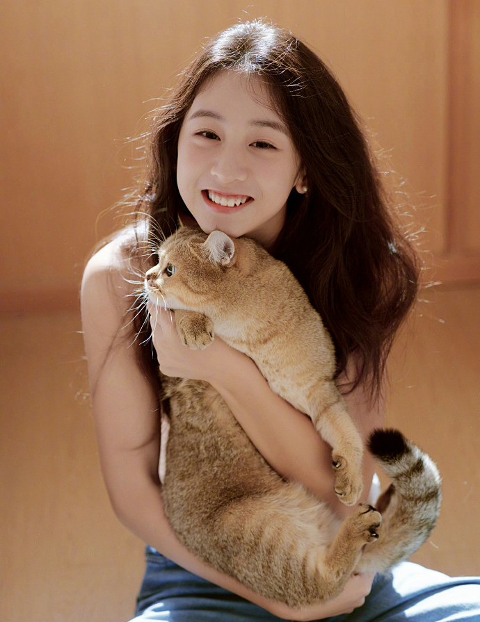 Bé gái 'Bố ơi mình đi đâu thế' trong trẻo tuổi trăng rằm