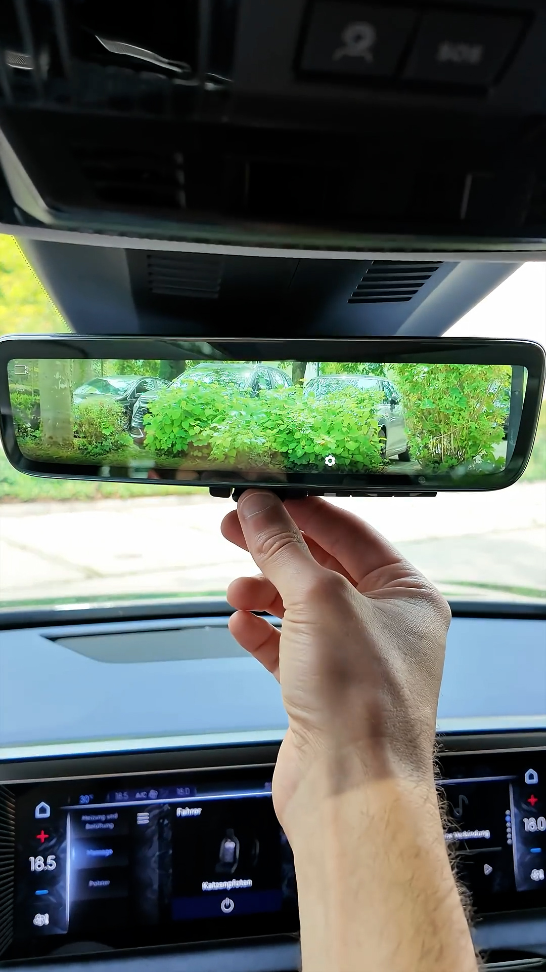 The DS N8 comes with two different types of side mirrors