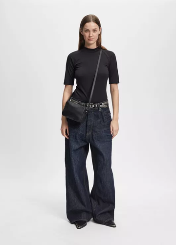 Lieben wir abgöttisch: Diese schwarze Crossbosy-Bag für 2026