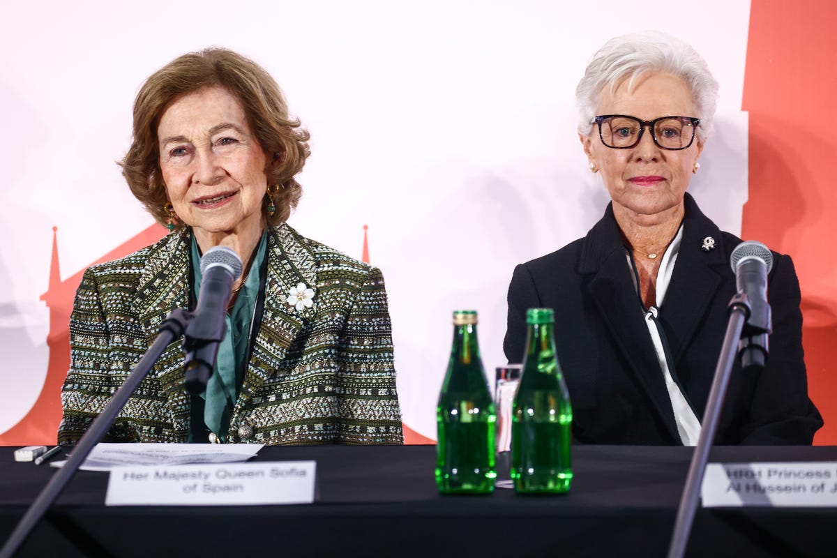 Spain s Queen Sofia And Jordan s Princess Muna Al Hussein Reunite In France
