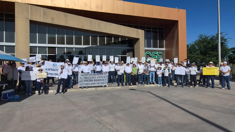 Jubilados de la CFE Sonora se manifiestan contra tope a sus pensiones ...