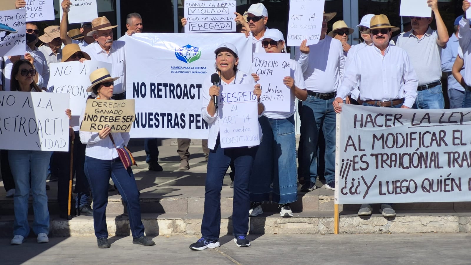Jubilados de la CFE Sonora se manifiestan contra tope a sus pensiones ...