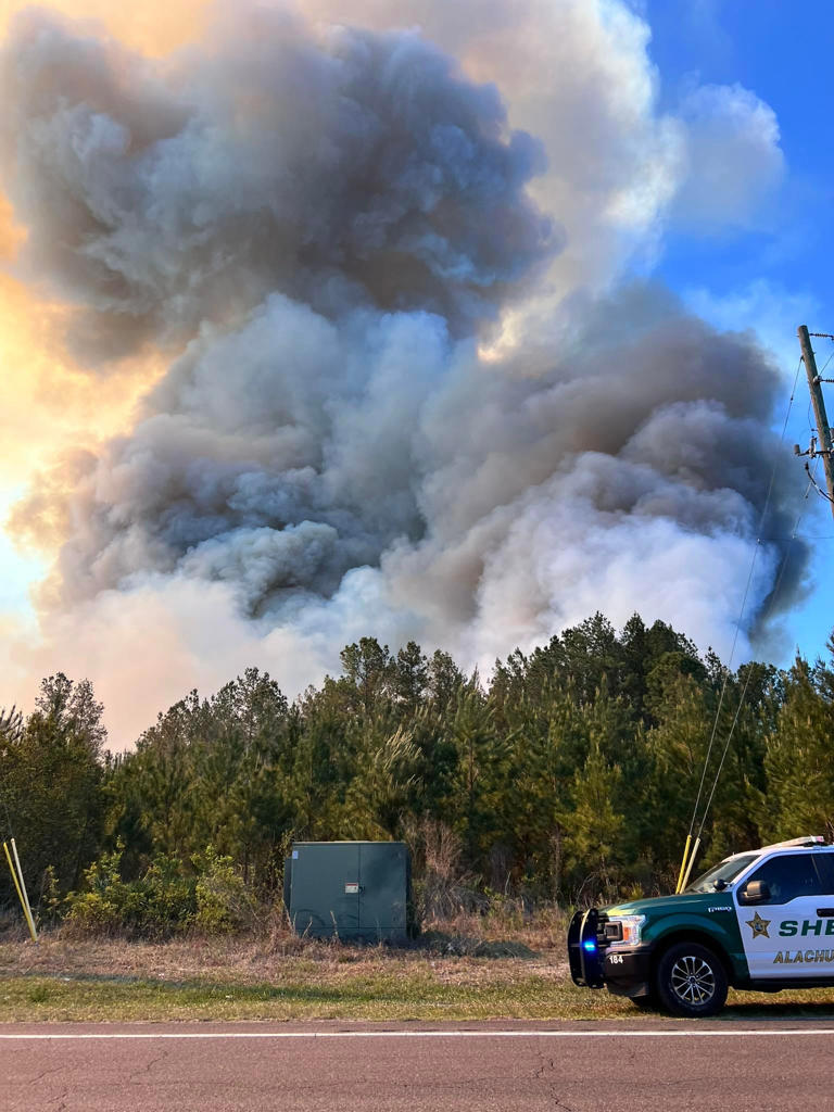 Crews battle 400-acre wildfire near Gainesville Regional Airport