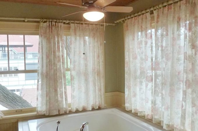 ceiling-fan-above-bath-tub-1-1200×1200