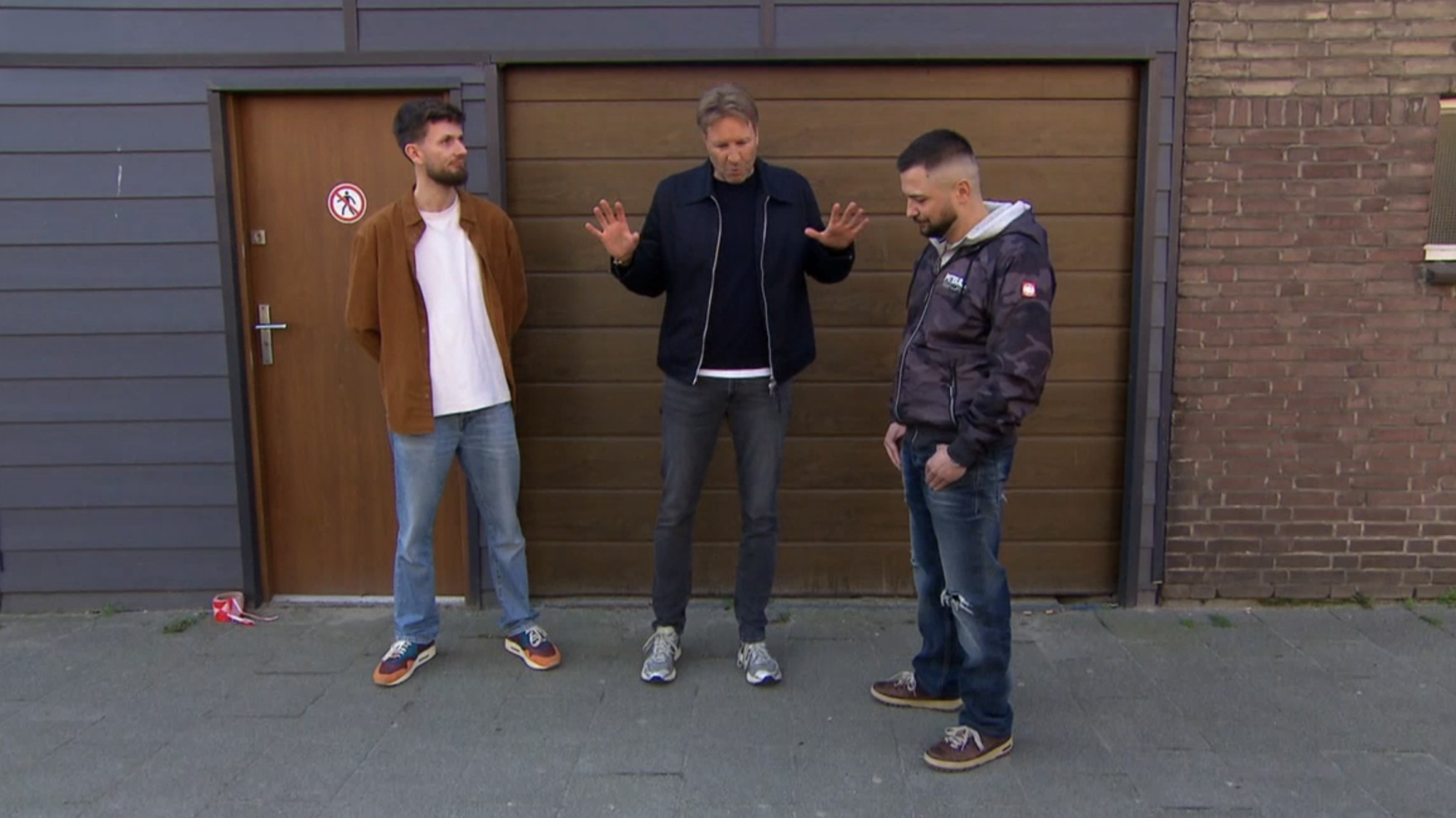 Viktor Brand probeert burenruzie te sussen om gestolen zijtuin in Mr ...