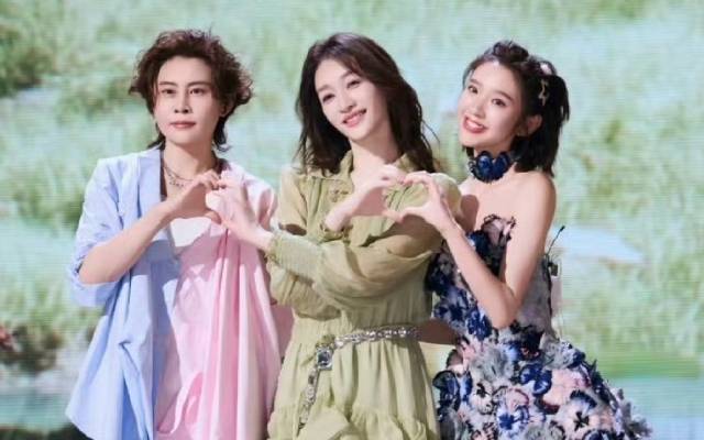 Màn trình diễn của chị đẹp Lý Tiểu Nhiễm bị chê thảm họa như văn nghệ tiểu học