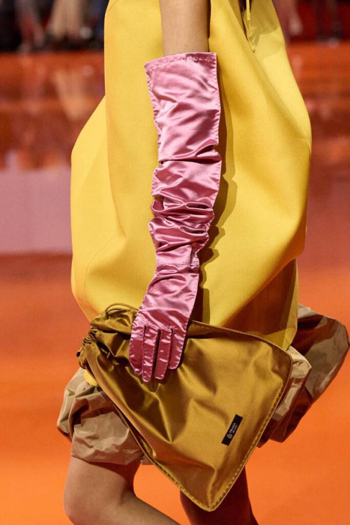 C’è una nuova borsa di tendenza in città. E sì, è il sacchetto di raso