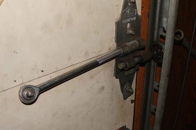garage-door-hinge