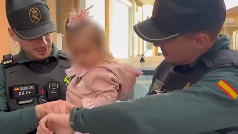 Dois agentes salvam vida de bebé em Espanha (e agora reencontraram-se)