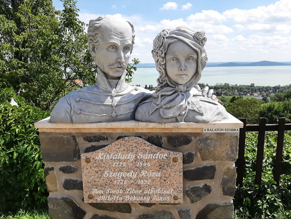 A „csókok neszétől” az „öröm cseppjeiig”: így verselte meg házaséletét ...