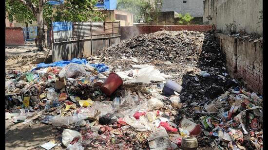 Open dumping of waste in Gurugram Sector 12 bus stand raises concern
