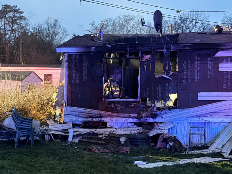 2 displaced, building damaged in mobile home fire