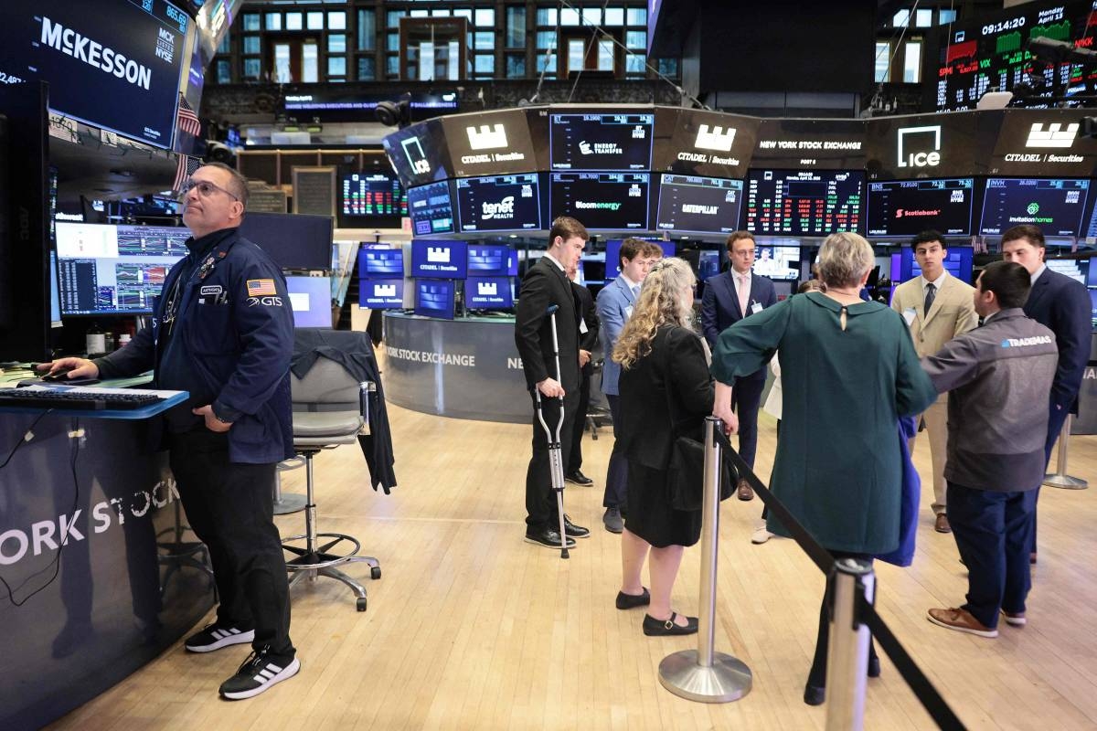 Wall Street hits a record as S&P 500 continues its 2-week rally on ...