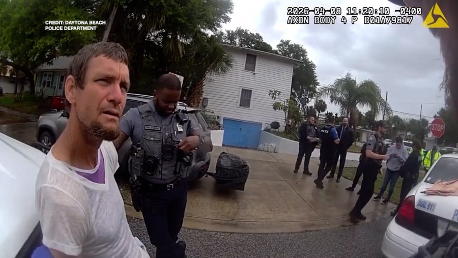 Video: Florida man arrested after giving note to Wells Fargo bank ...