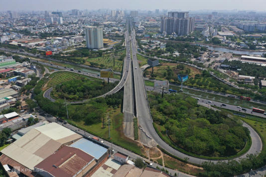 Đoạn cuối đường Võ Văn Kiệt giao với quốc lộ 1 tại huyện Bình Chánh cũ, TP HCM. Ảnh: Quỳnh Trần