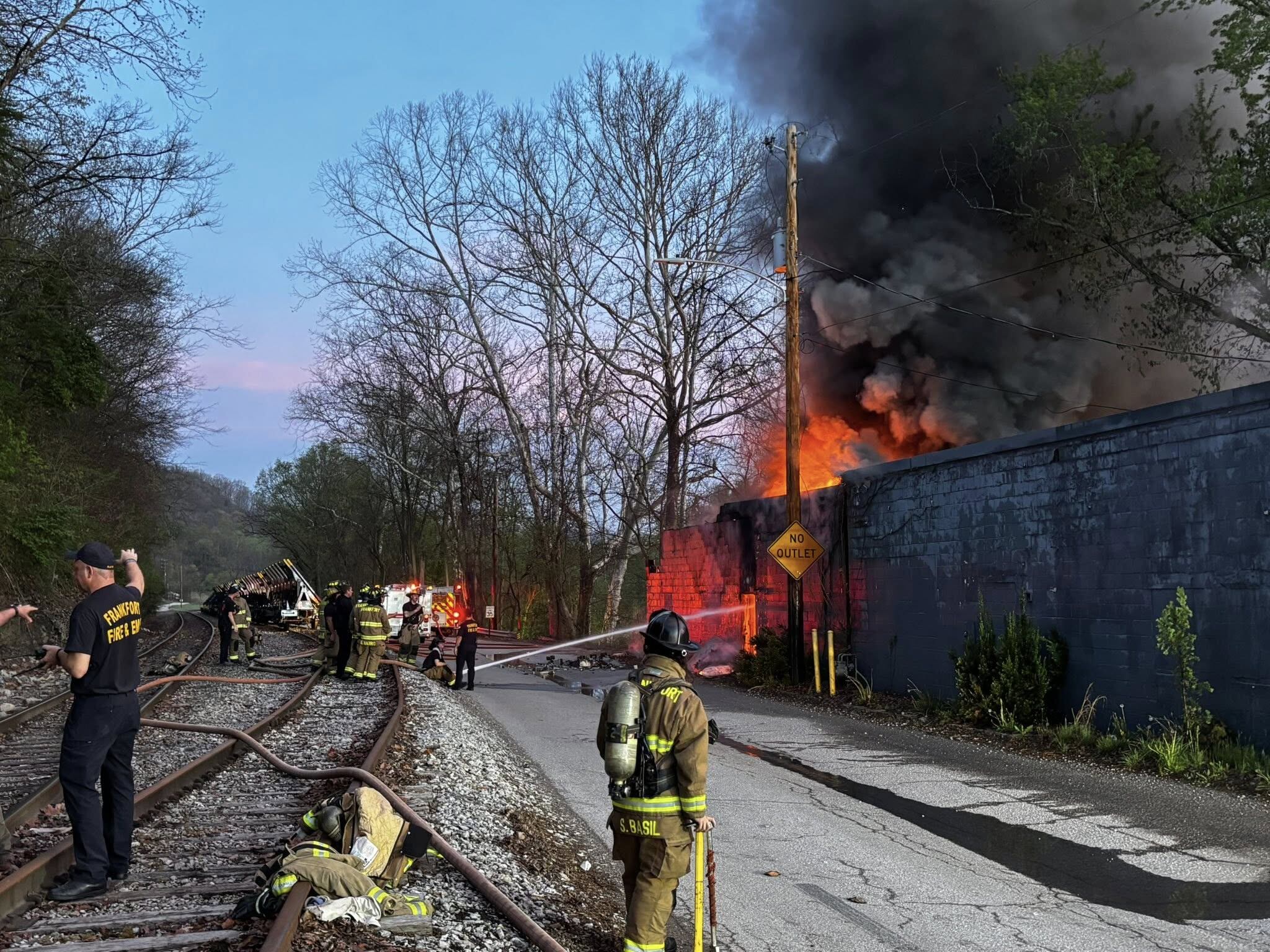 Frankfort fire crews respond to fire at pawn shop