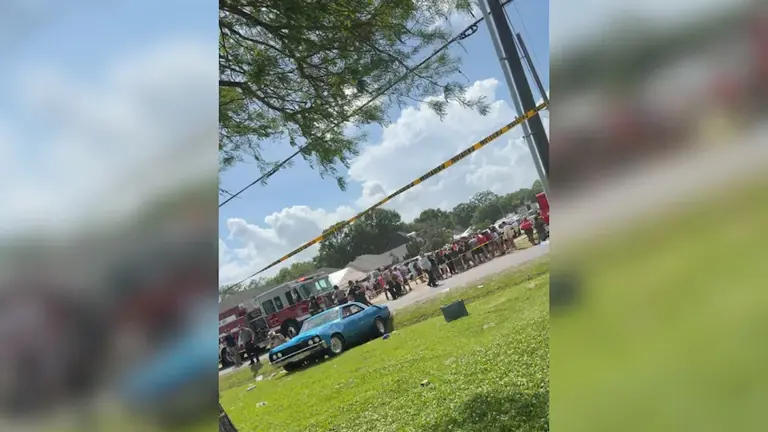 Terror en un desfile en EE.UU.: un auto embistió a la multitud y dejó ...