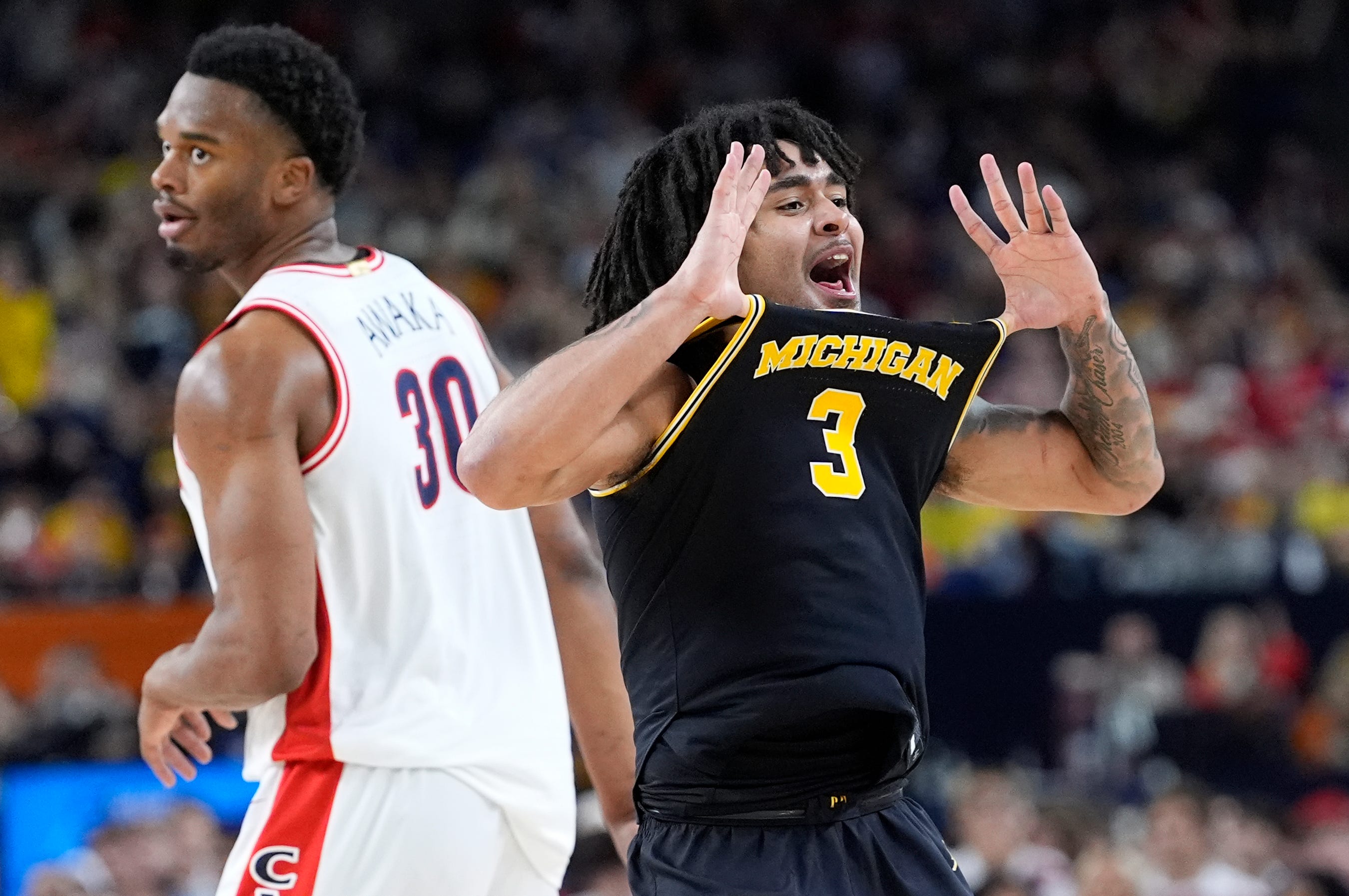 Michigan smashes Arizona in Final Four, will play UConn in title game